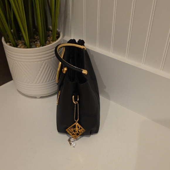 Elegant Black Handbag with Gold Accents - Picture 4 of 6